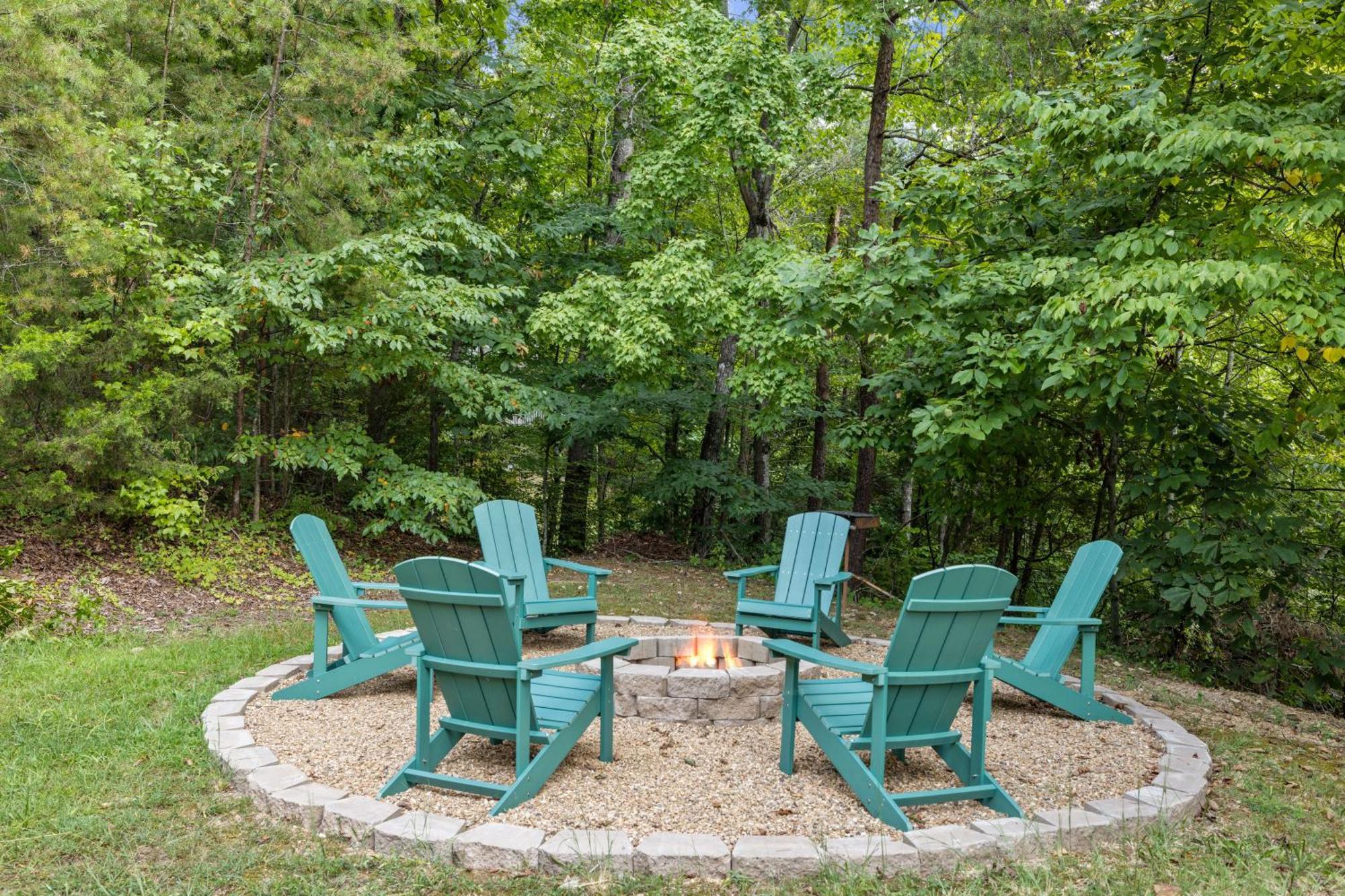 Pigeon Delight Is A 2 Bedroom - 6 Miles From Dollywood! Hot Tub, Fire Pit, Arcade, Pool Table! *