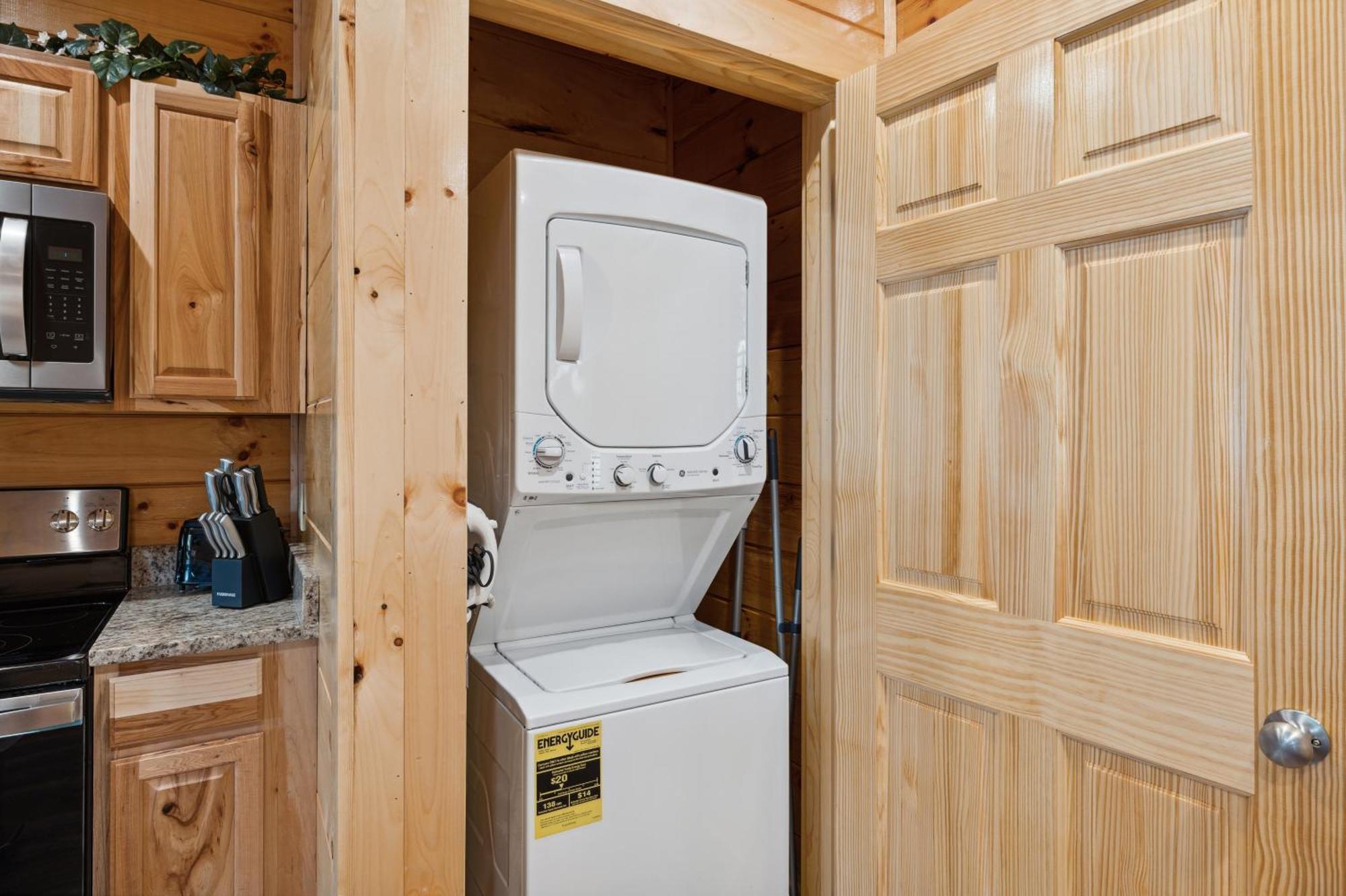 The 3 Bears Is A Newly Built 3 Bedroom Only 3 Minutes From The Parkway! Holiday home Pigeon Forge