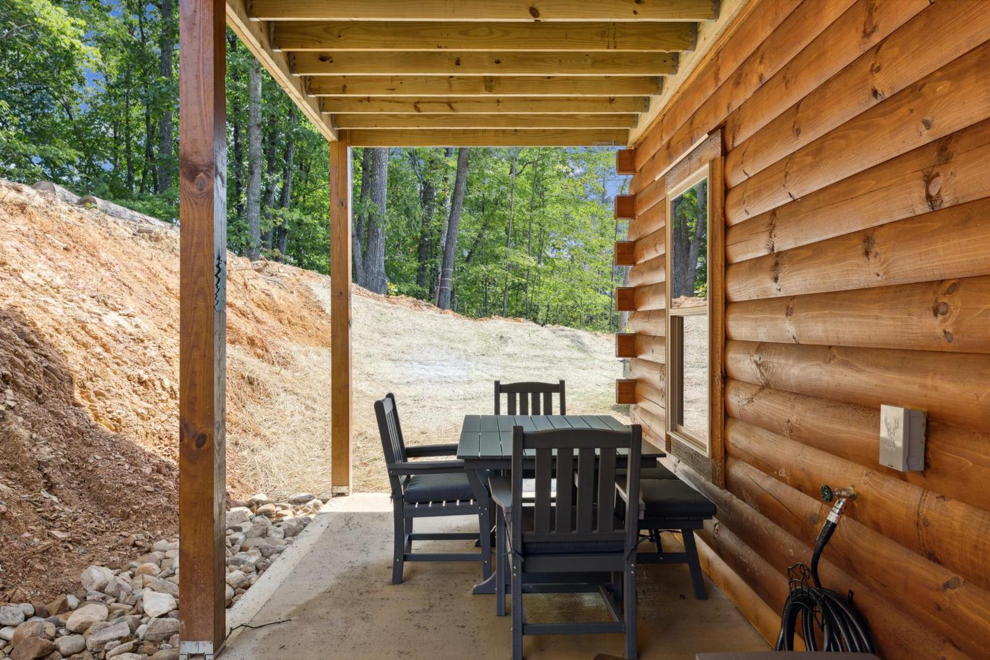 The 3 Bears Is A Newly Built 3 Bedroom Only 3 Minutes From The Parkway! Pigeon Forge