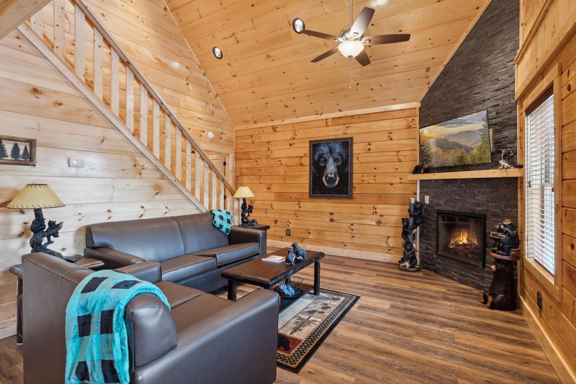 The 3 Bears Is A Newly Built 3 Bedroom Only 3 Minutes From The Parkway! Pigeon Forge
