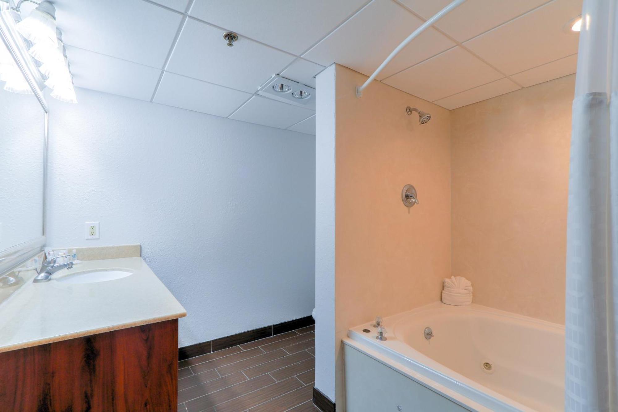 Comfort & At Dollywood Lane Hotel
