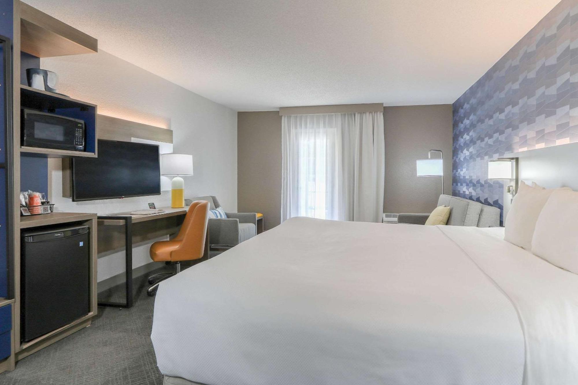 Comfort & At Dollywood Lane 2*