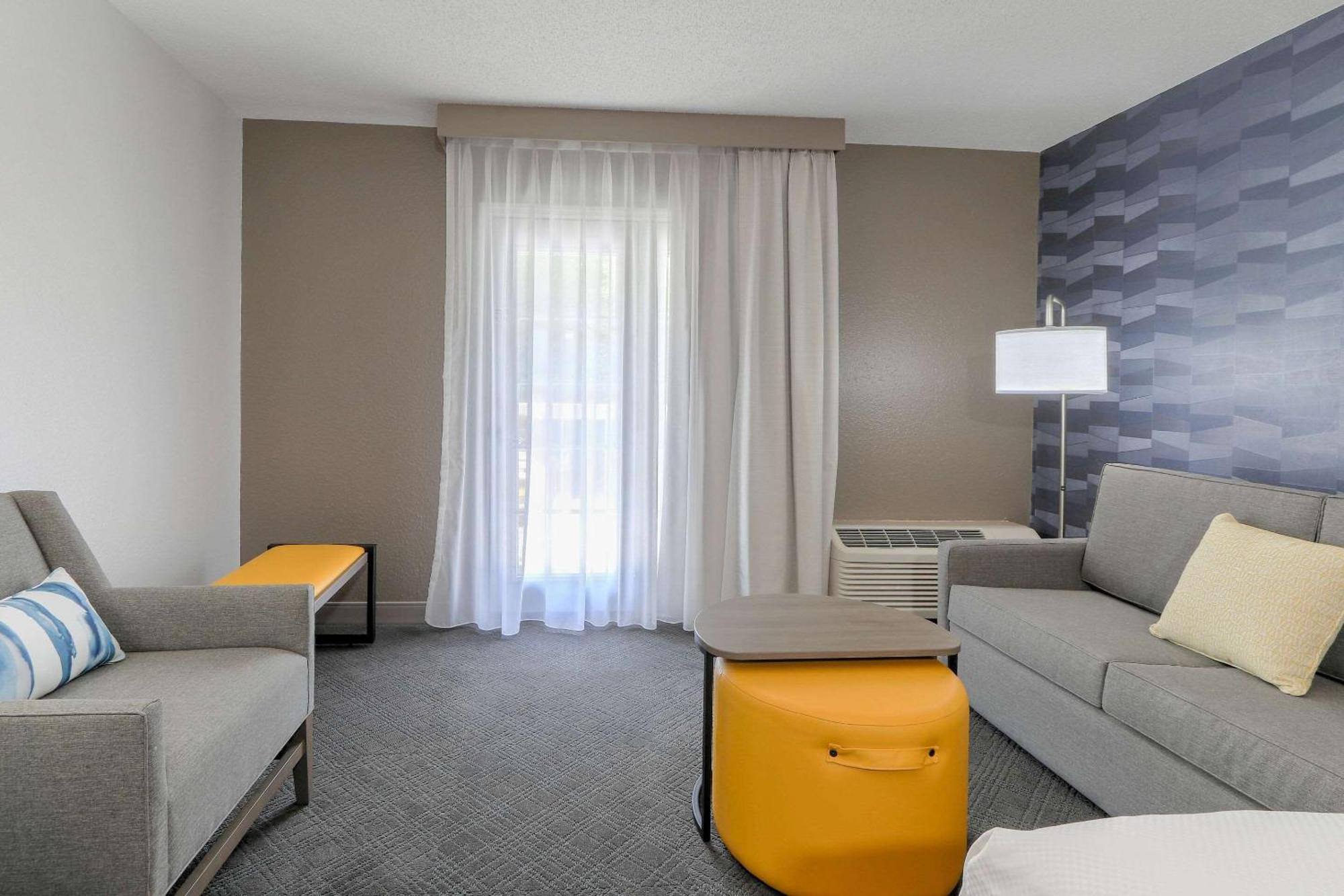 Comfort & At Dollywood Lane Hotel