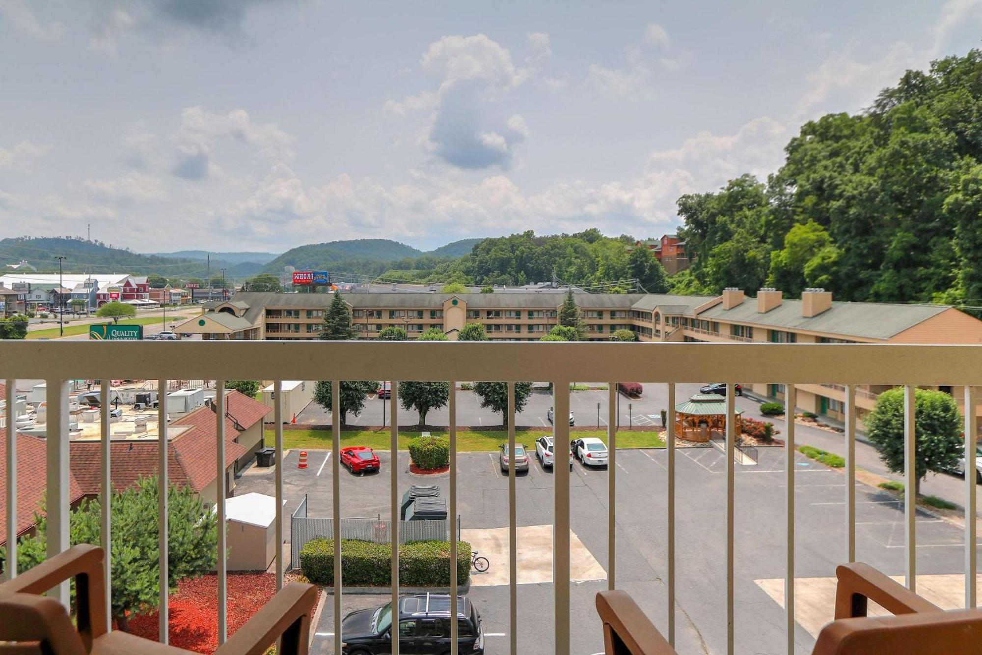 Hotel Comfort & At Dollywood Lane Pigeon Forge