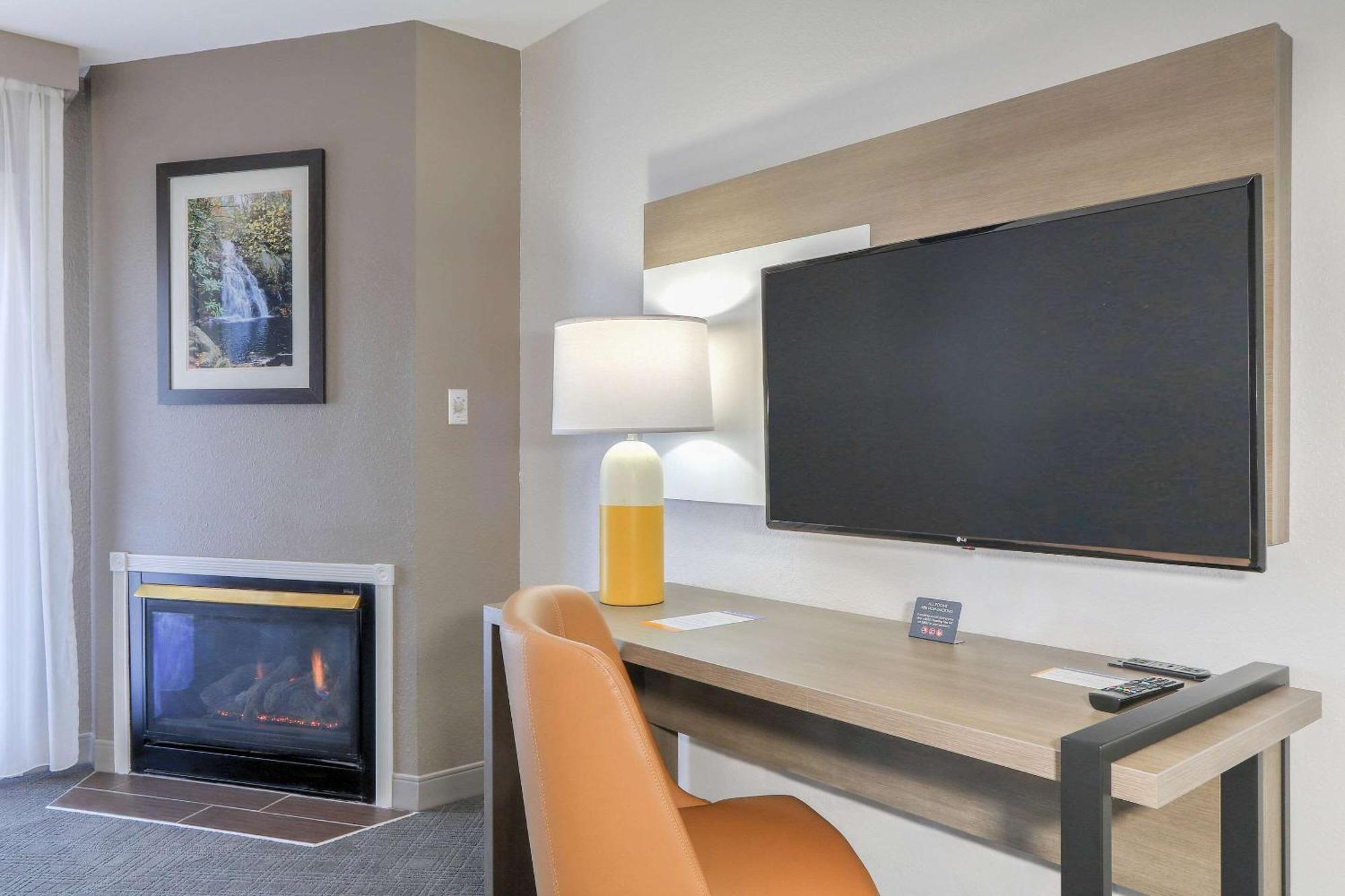 Comfort & At Dollywood Lane 2*