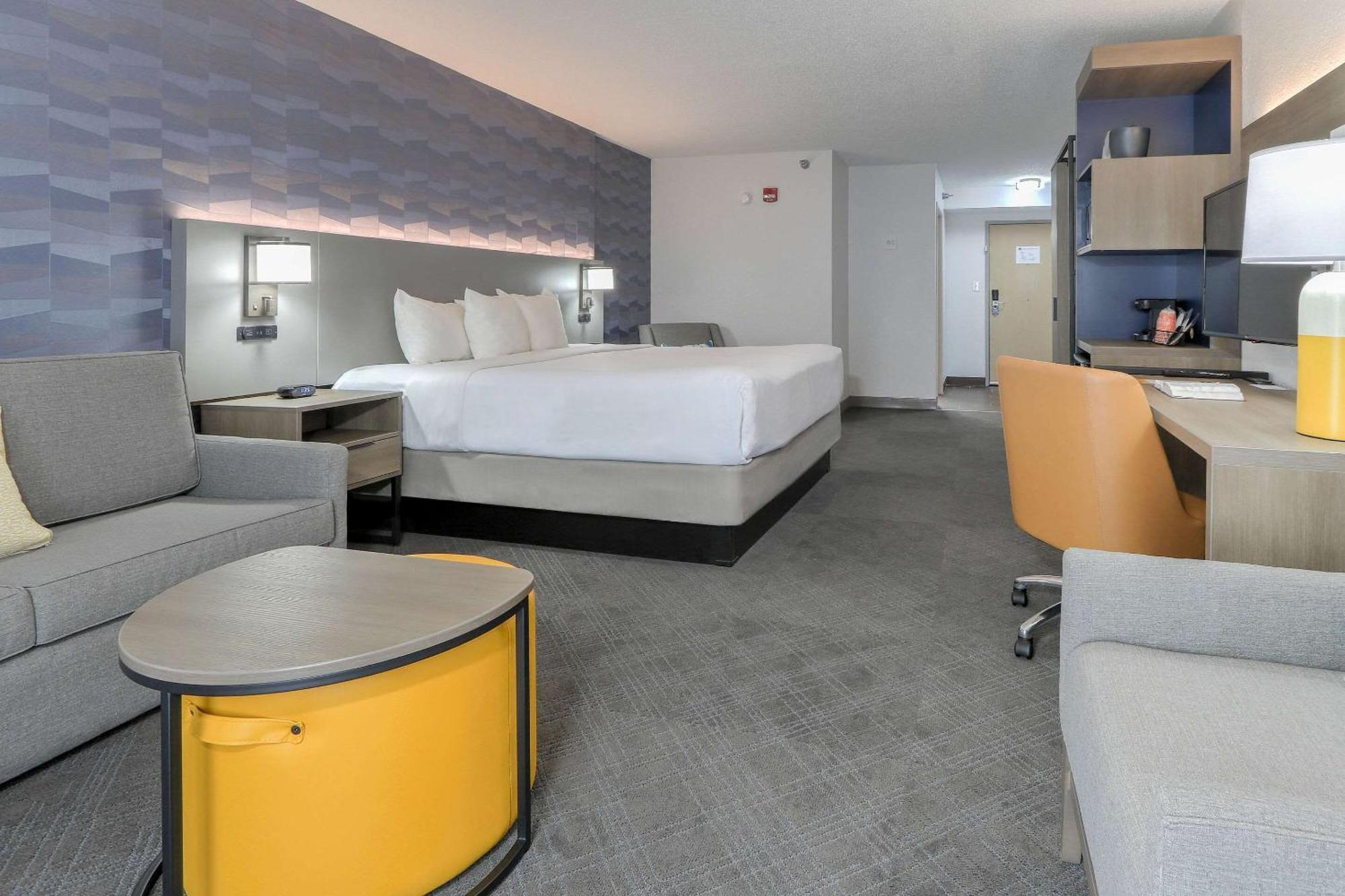 Comfort & At Dollywood Lane