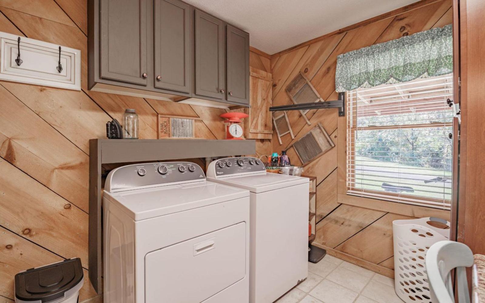 Wooded Bliss Hot Tub Single Level With No Steps Rocking Chairs And Wooded Views Holiday home Pigeon Forge
