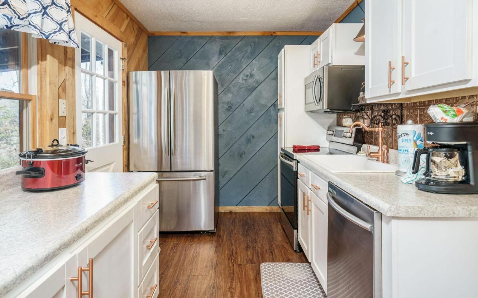 Wooded Bliss Hot Tub Single Level With No Steps Rocking Chairs And Wooded Views Pigeon Forge
