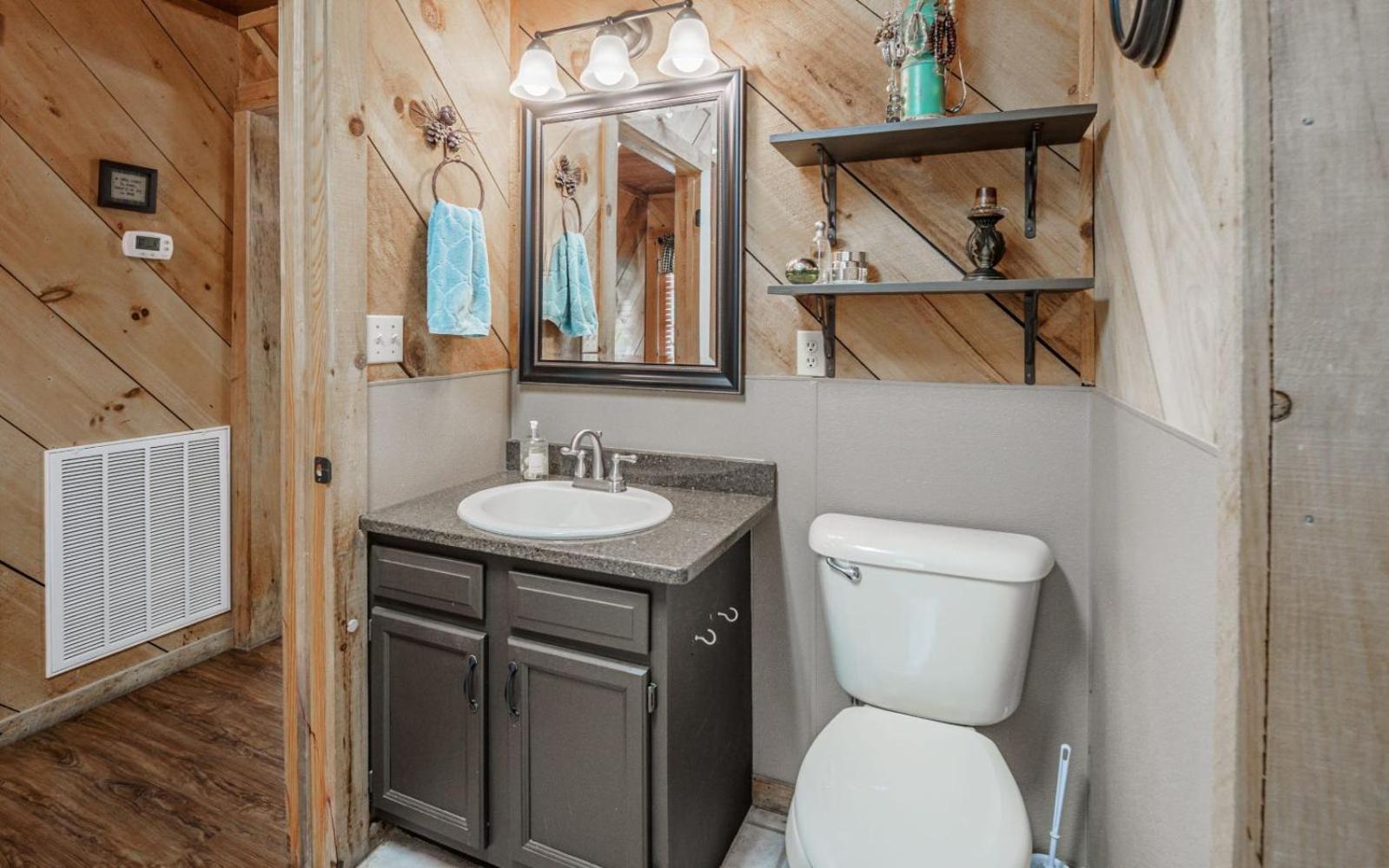 Wooded Bliss Hot Tub Single Level With No Steps Rocking Chairs And Wooded Views Holiday home