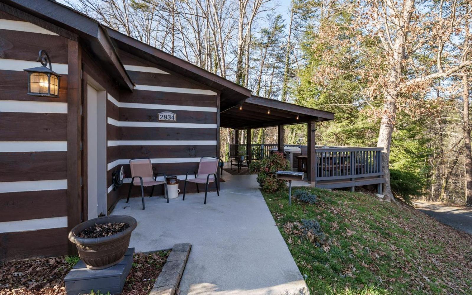 Wooded Bliss Hot Tub Single Level With No Steps Rocking Chairs And Wooded Views Holiday home *