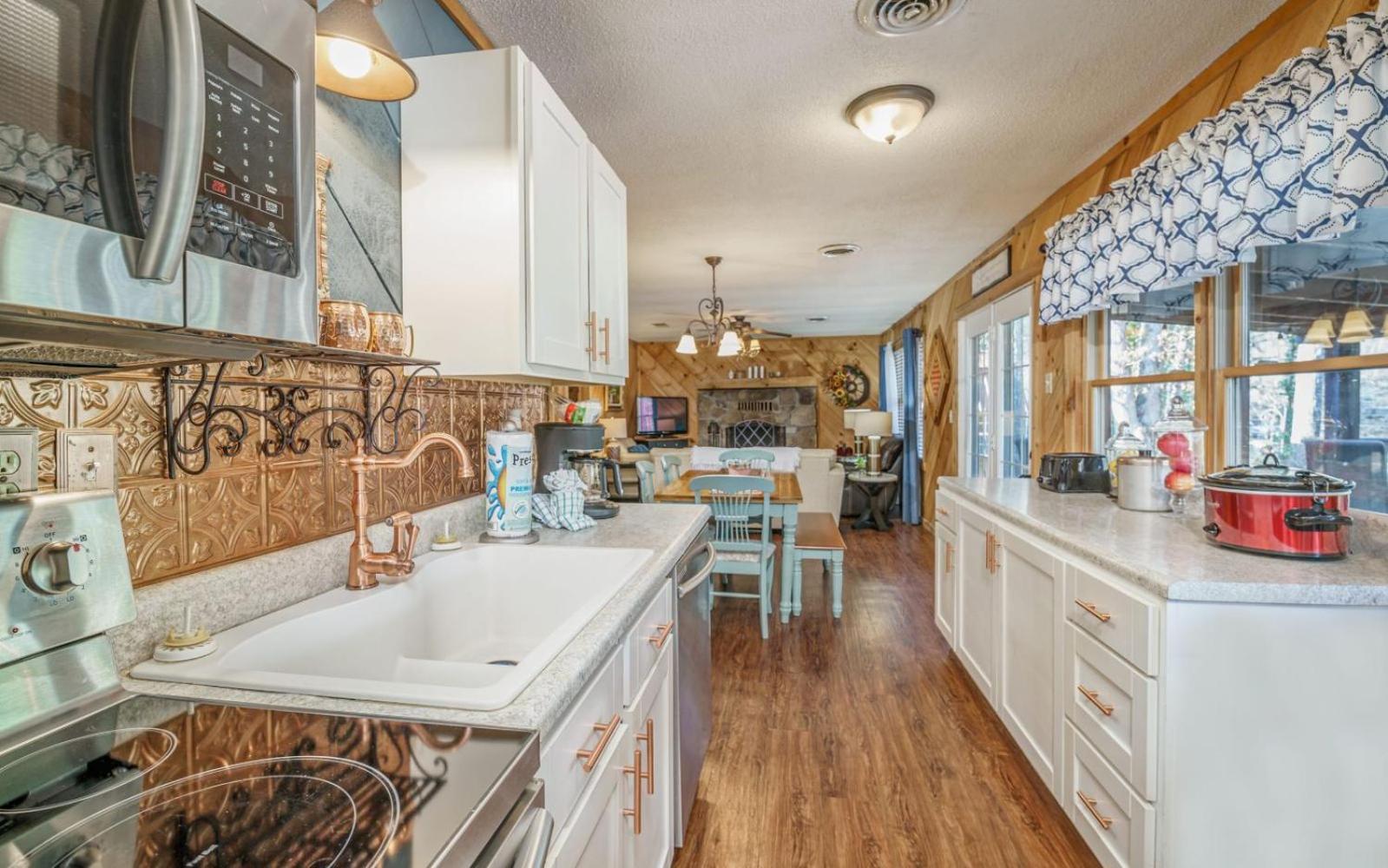Wooded Bliss Hot Tub Single Level With No Steps Rocking Chairs And Wooded Views * Pigeon Forge