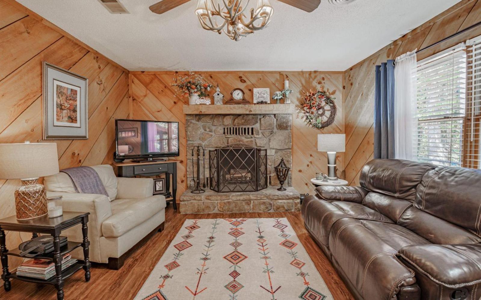 Wooded Bliss Hot Tub Single Level With No Steps Rocking Chairs And Wooded Views Holiday home Pigeon Forge
