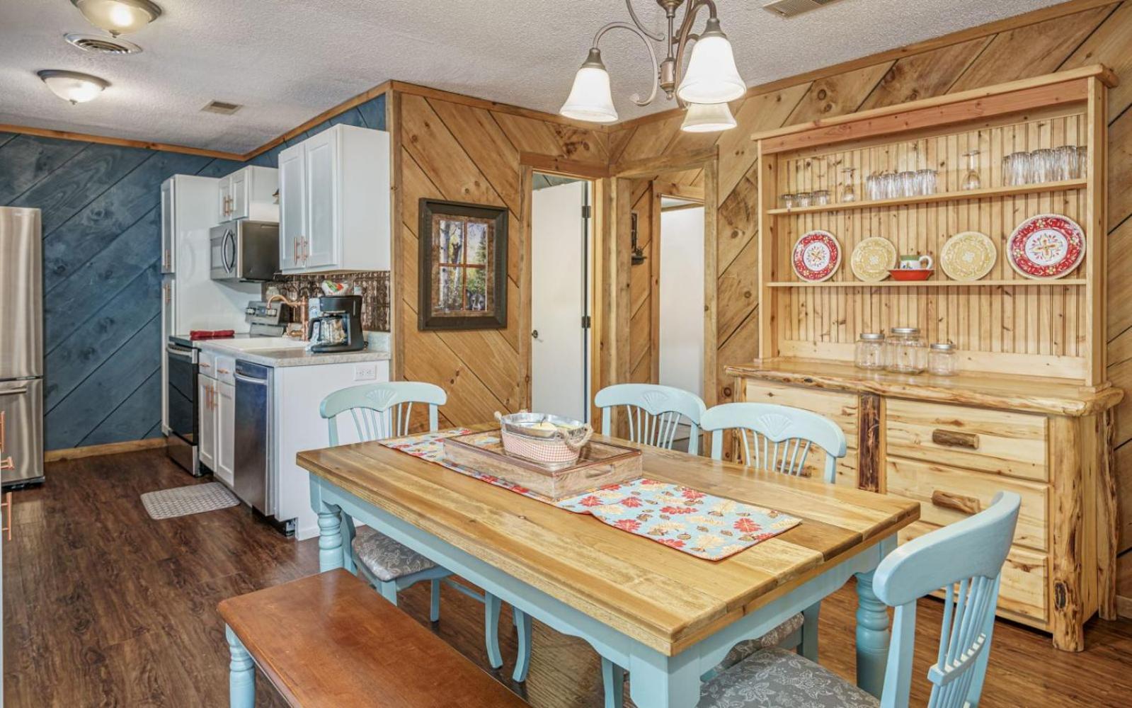 Wooded Bliss Hot Tub Single Level With No Steps Rocking Chairs And Wooded Views Holiday home *