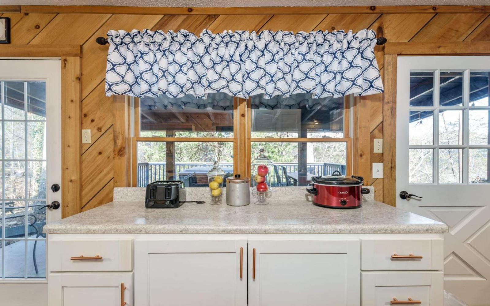 Wooded Bliss Hot Tub Single Level With No Steps Rocking Chairs And Wooded Views *