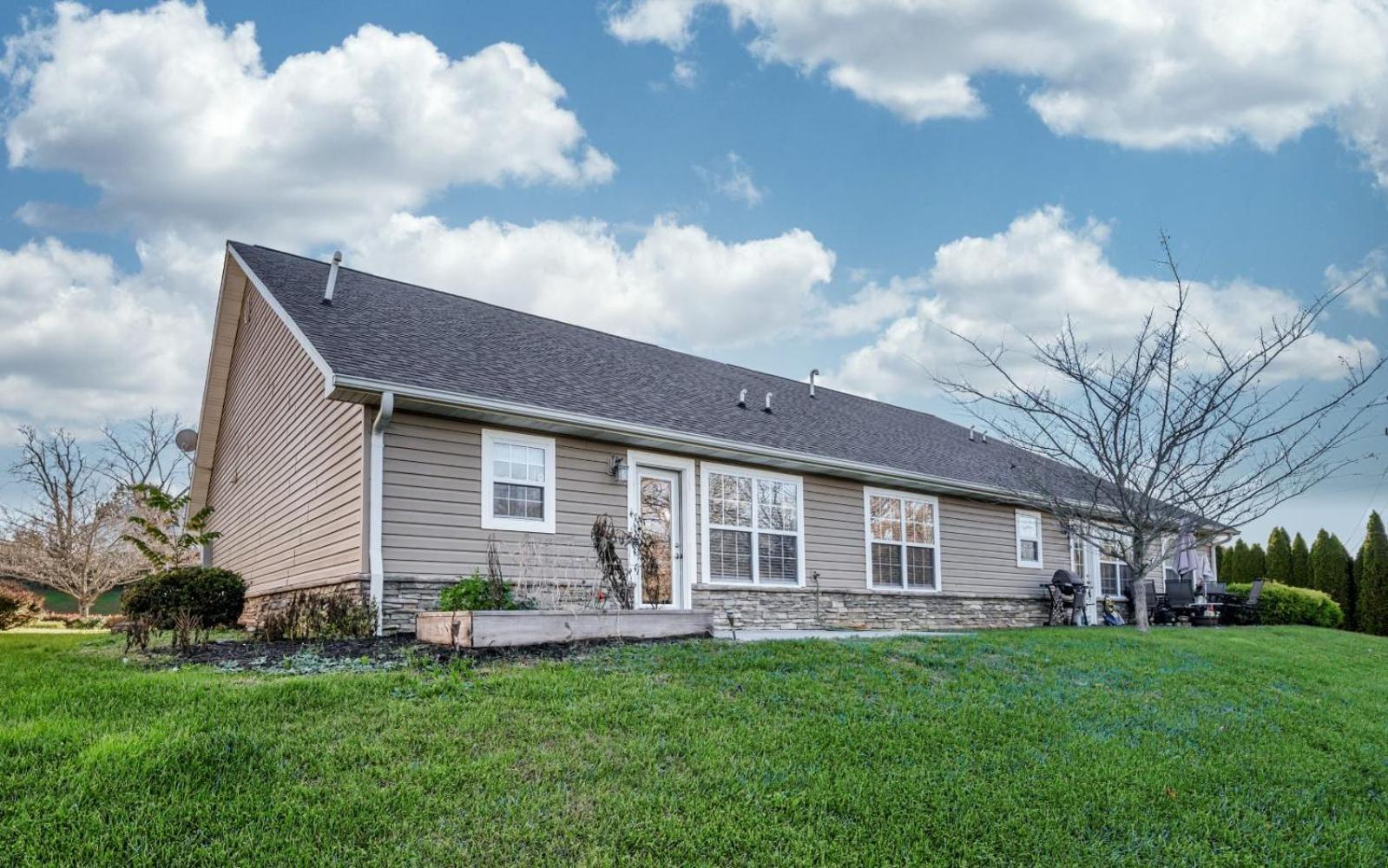 Holiday home Sweet Pea Updated Furnishings Arcade Game Hoa Community Outdoor Pool Pigeon Forge