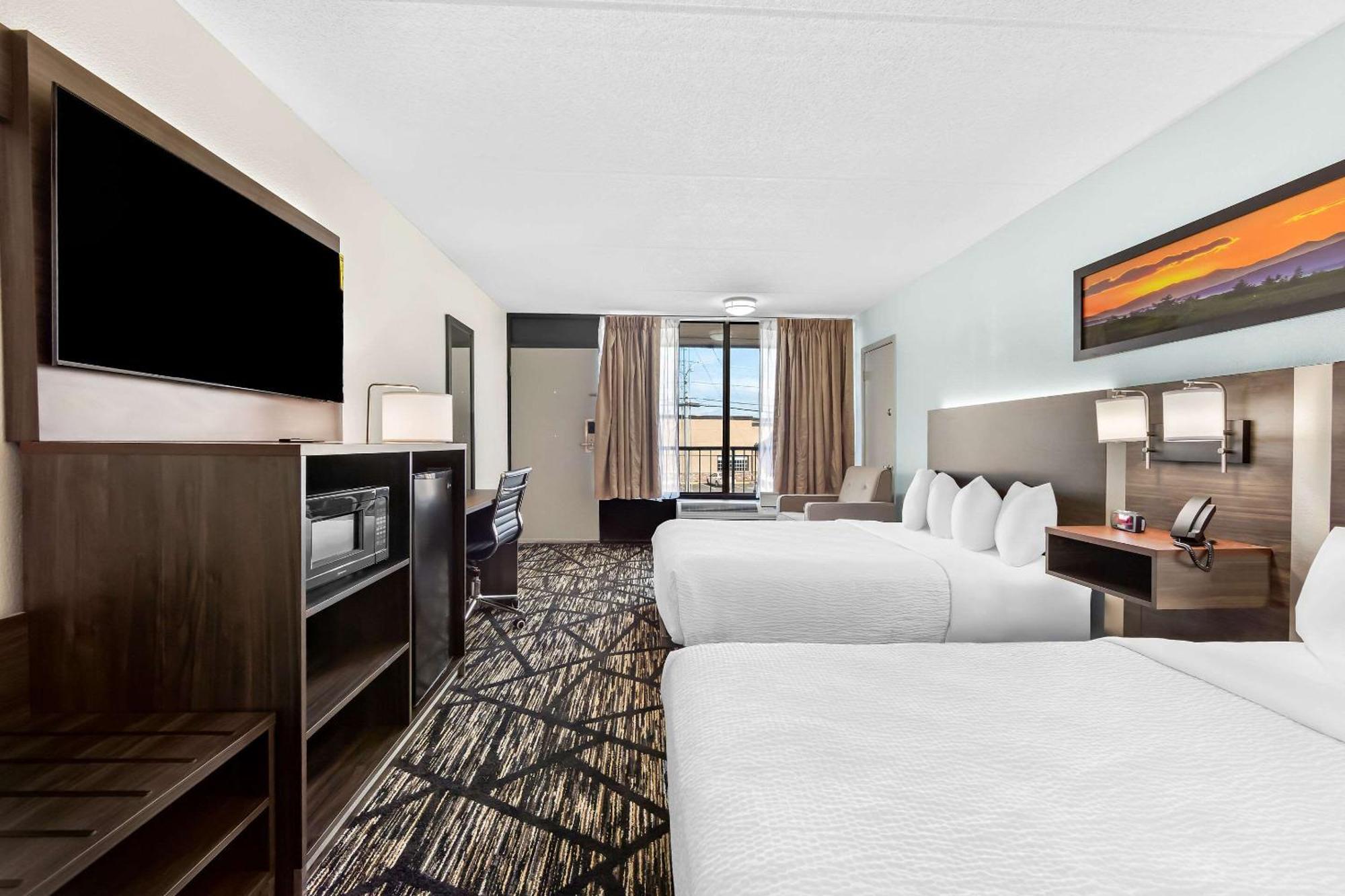 Clarion & Near The Leconte Center Pigeon Forge
