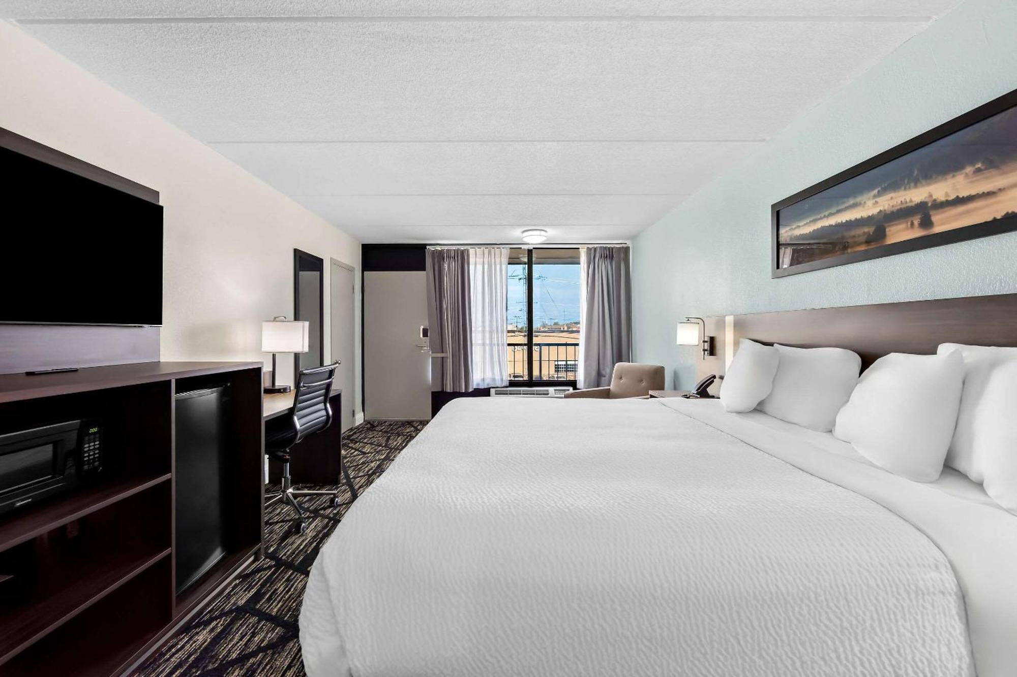 Hotel Clarion & Near The Leconte Center