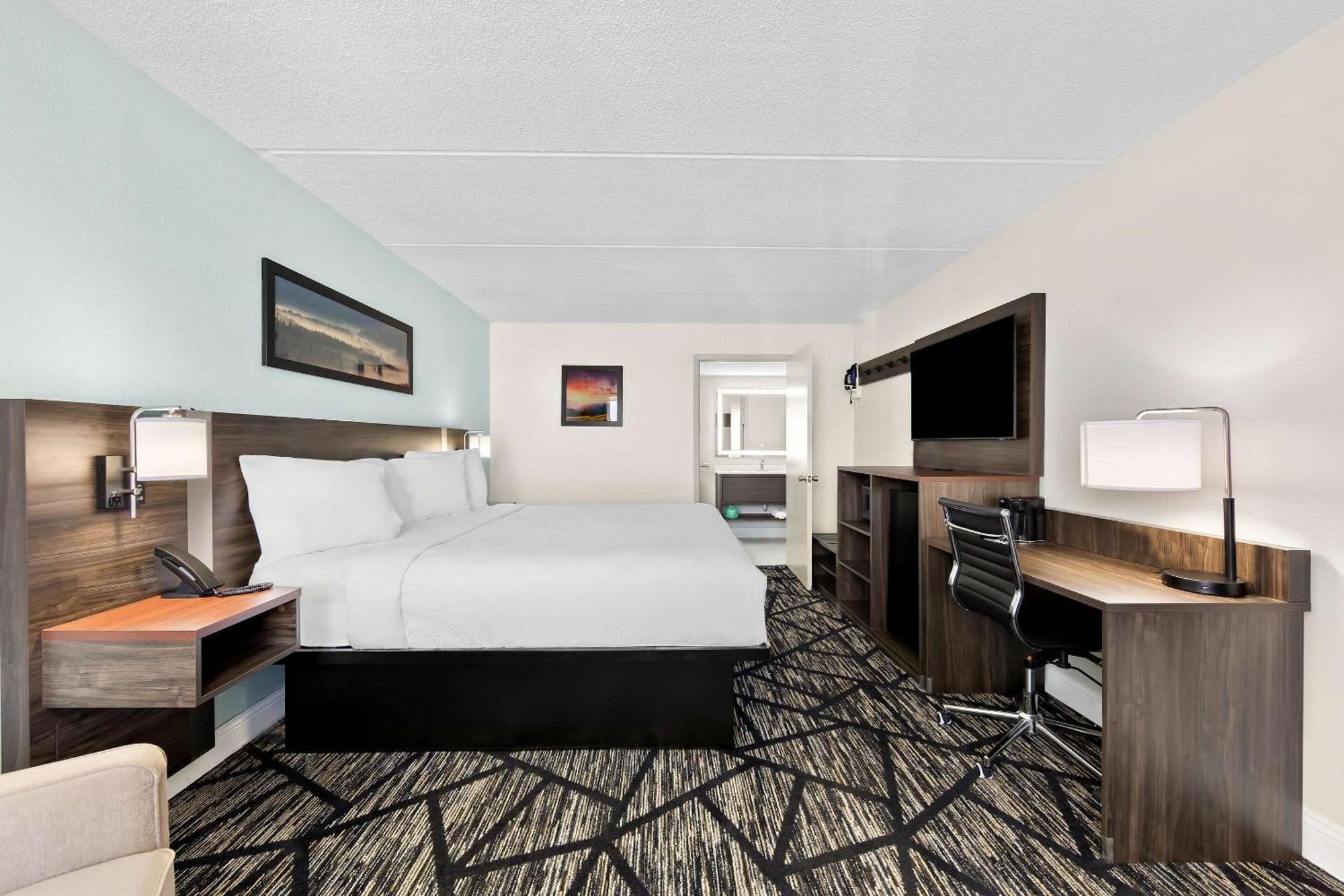 Clarion & Near The Leconte Center Hotel 2*