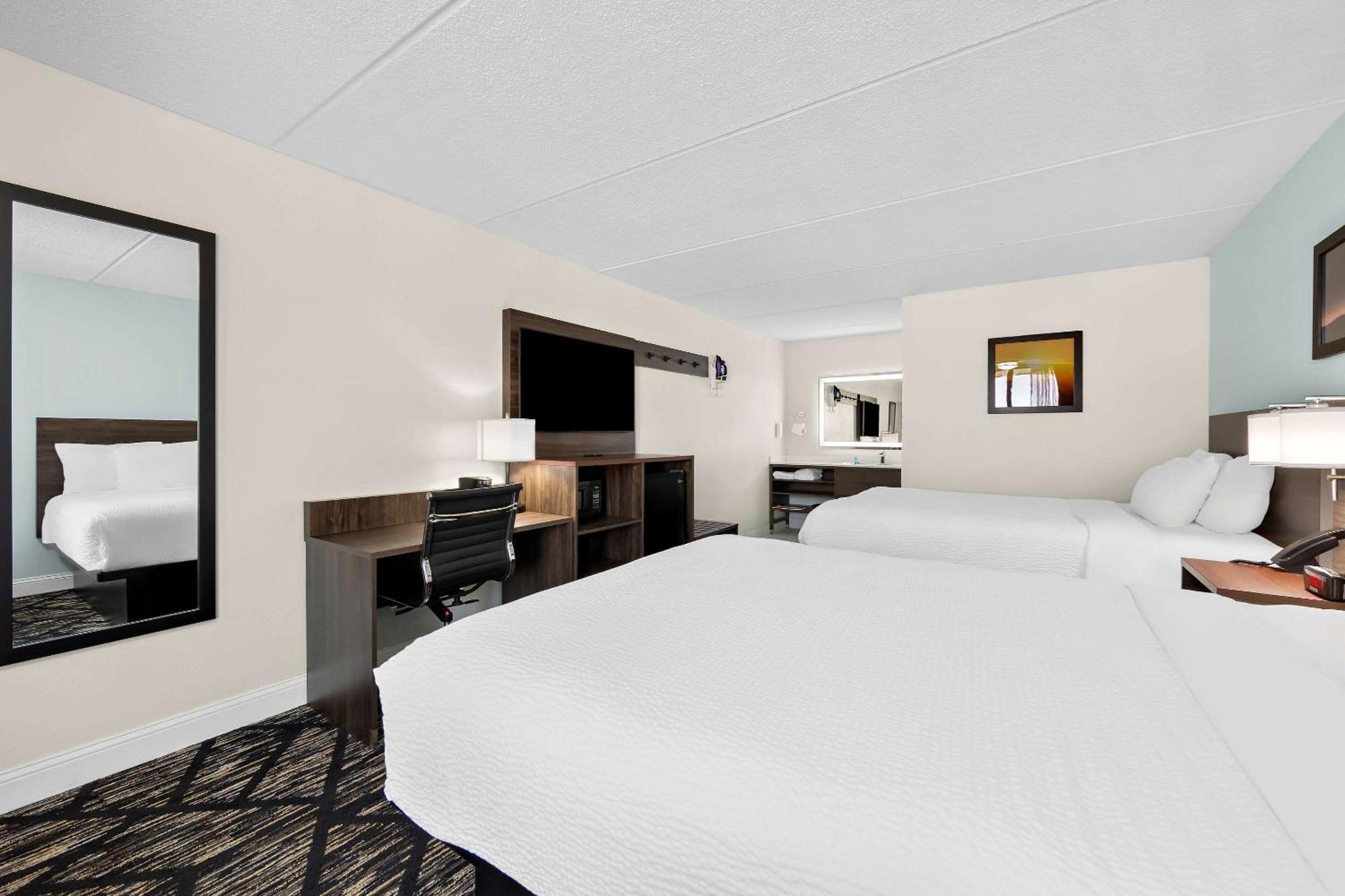 Hotel Clarion & Near The Leconte Center 2*