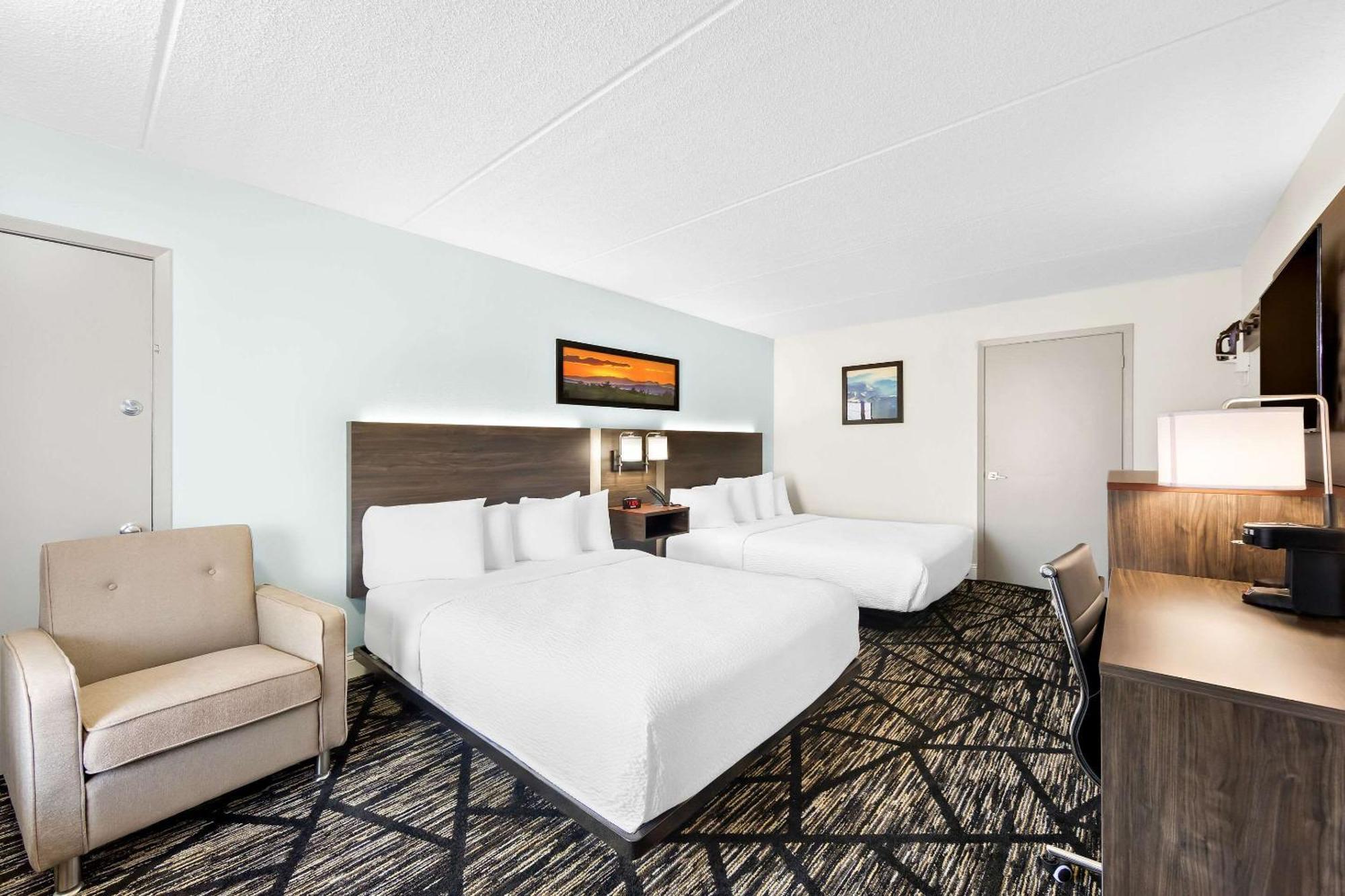 Clarion & Near The Leconte Center Hotel Pigeon Forge