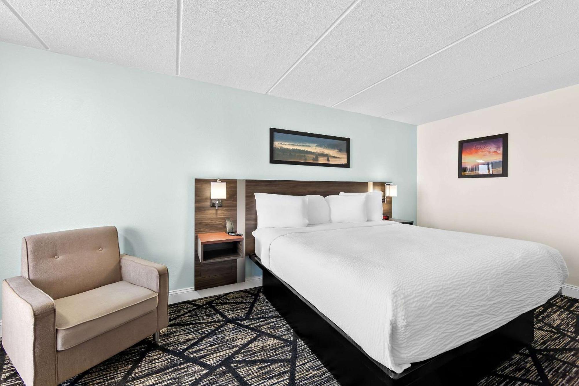 Hotel Clarion & Near The Leconte Center Pigeon Forge