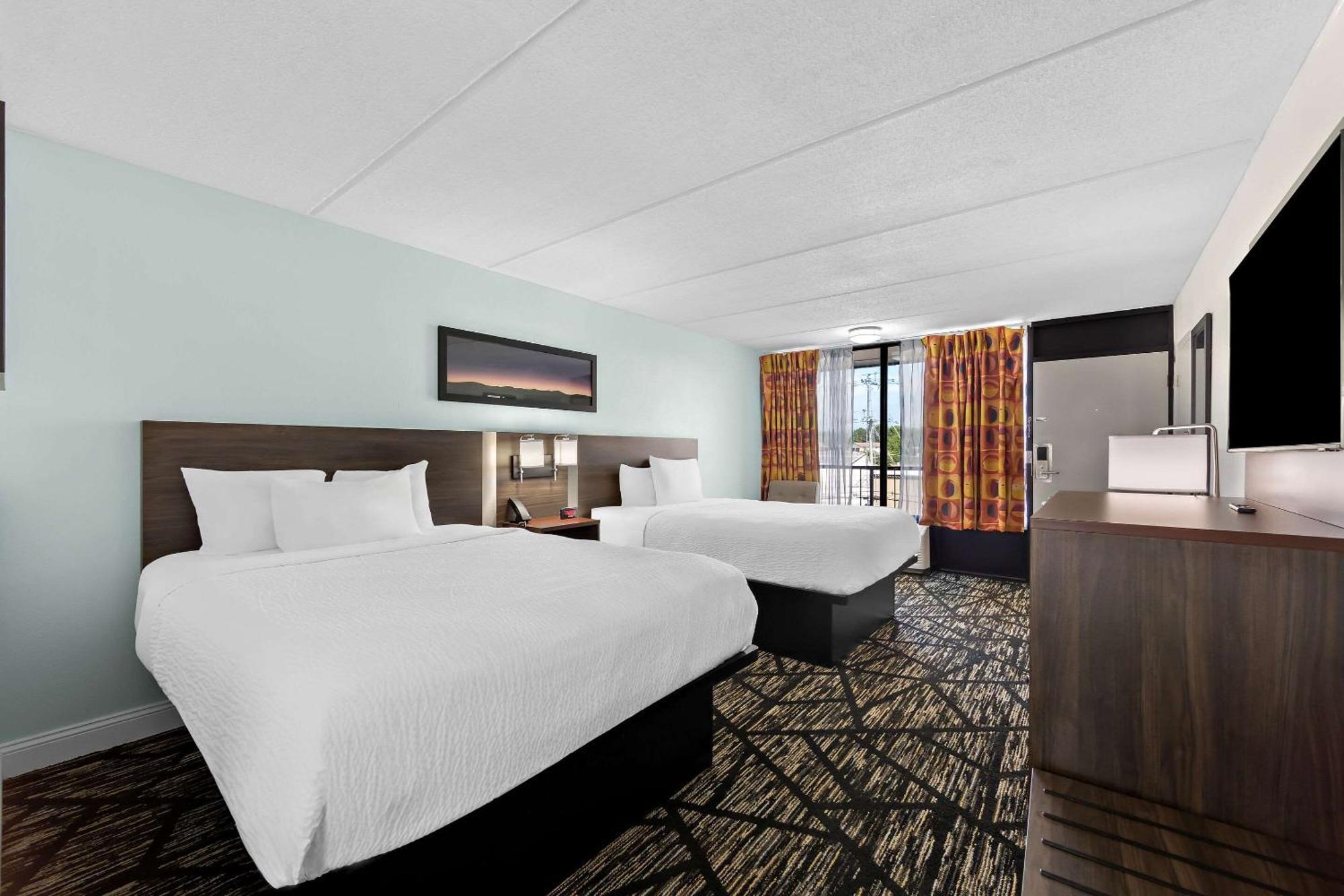 Clarion & Near The Leconte Center 2*