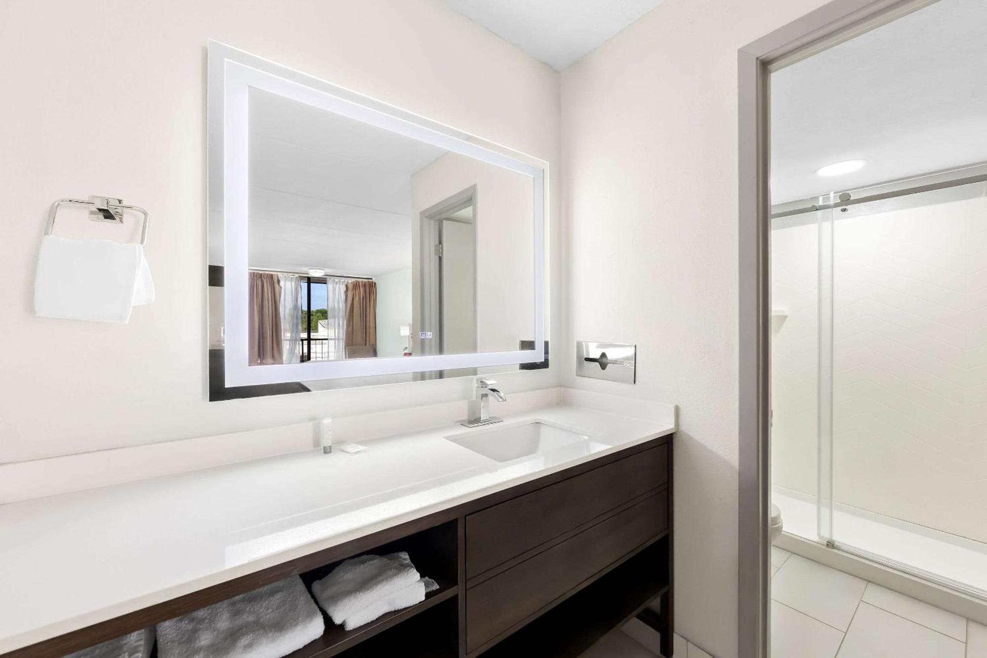 Clarion & Near The Leconte Center Hotel 2*