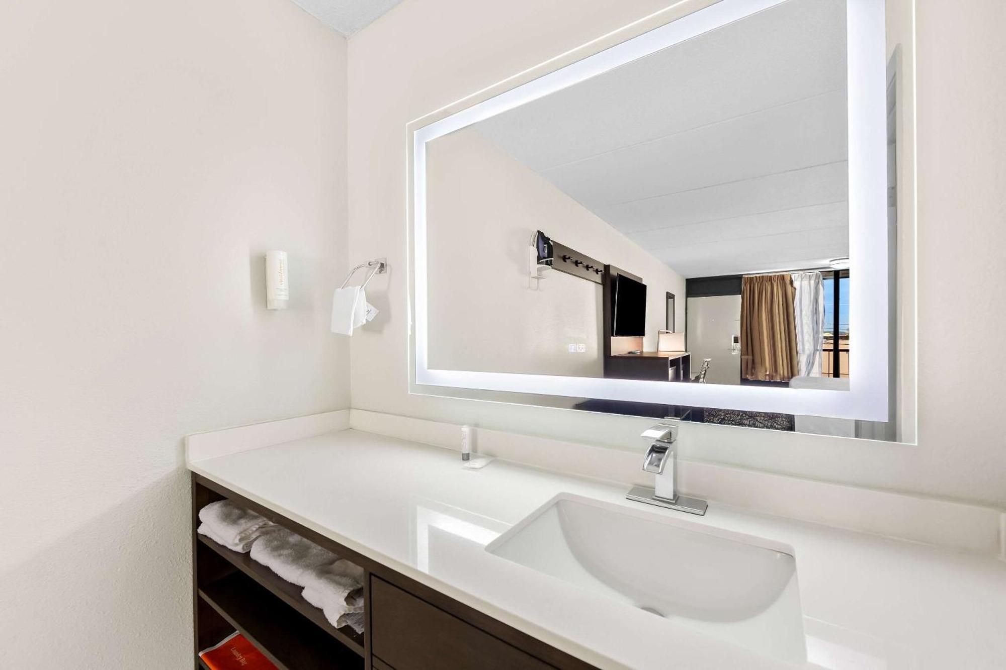 Hotel Clarion & Near The Leconte Center 2*
