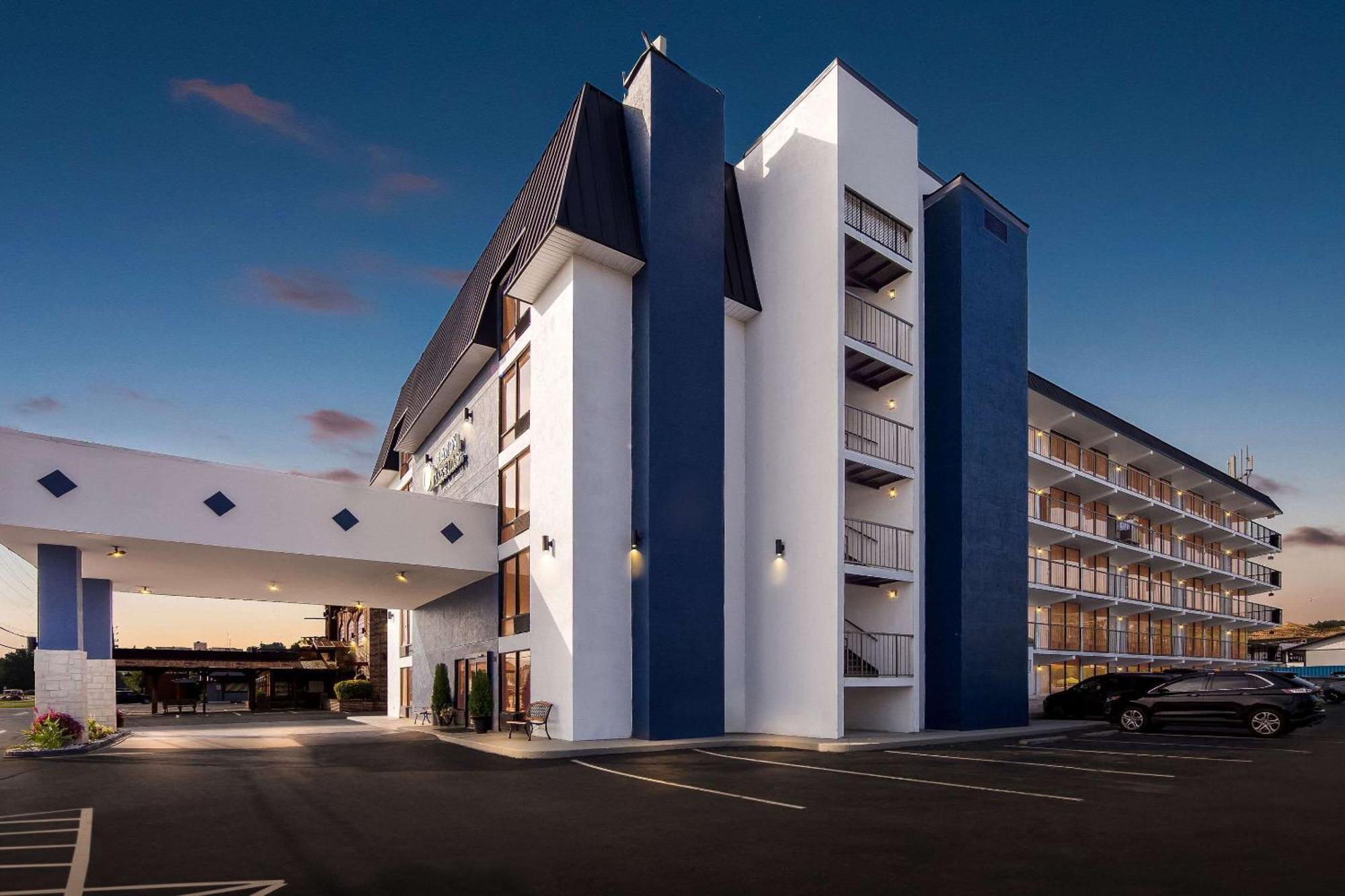 Hotel Clarion & Near The Leconte Center Pigeon Forge