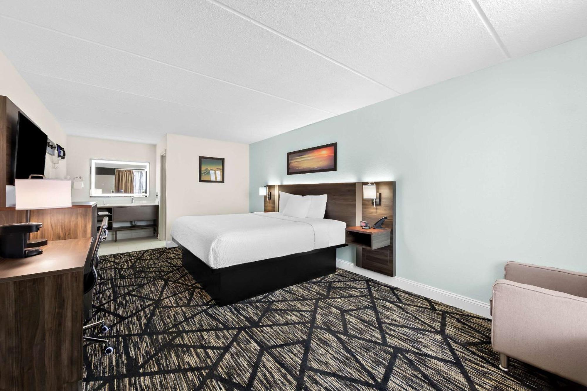 Hotel Clarion & Near The Leconte Center