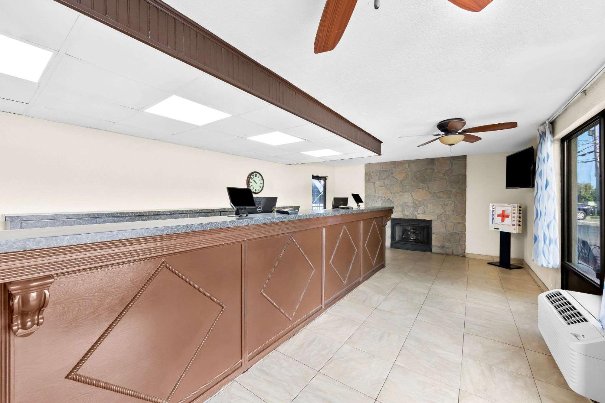 Hotel Clarion & Near The Leconte Center 2*