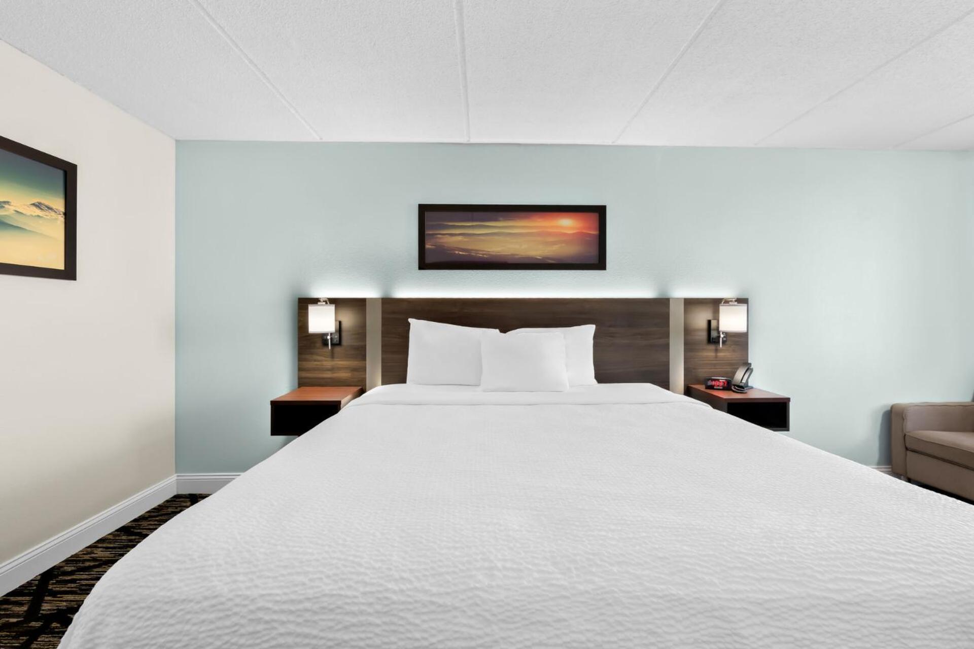 Clarion & Near The Leconte Center Hotel 2*