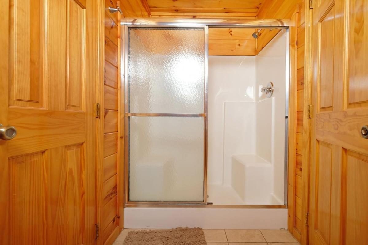 Spacious 5br Sleeps 18 Gameroom Theater Views Free Attraction Tickets Holiday home Pigeon Forge