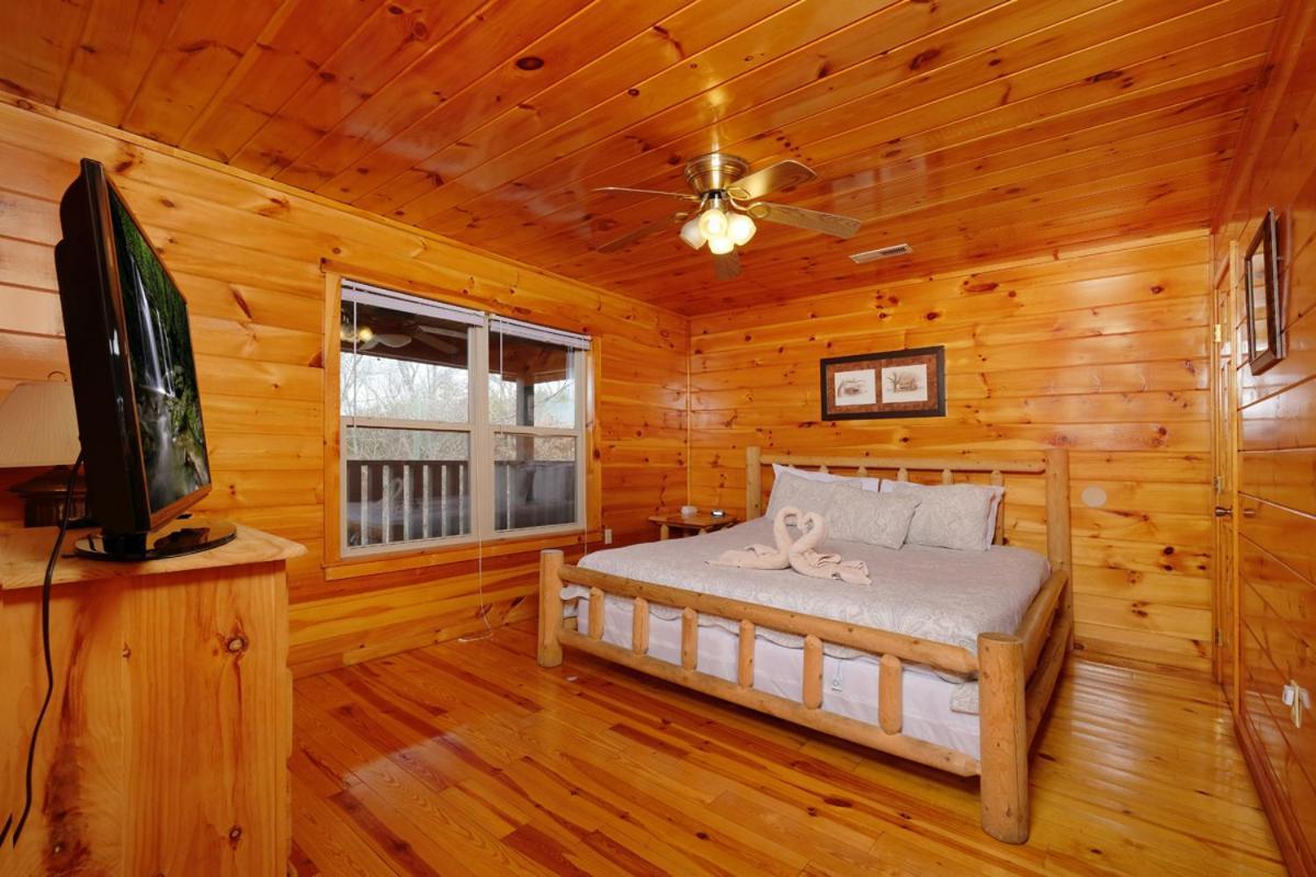 Spacious 5br Sleeps 18 Gameroom Theater Views Free Attraction Tickets Holiday home Pigeon Forge