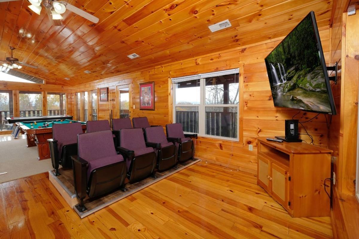Spacious 5br Sleeps 18 Gameroom Theater Views Free Attraction Tickets Holiday home Pigeon Forge