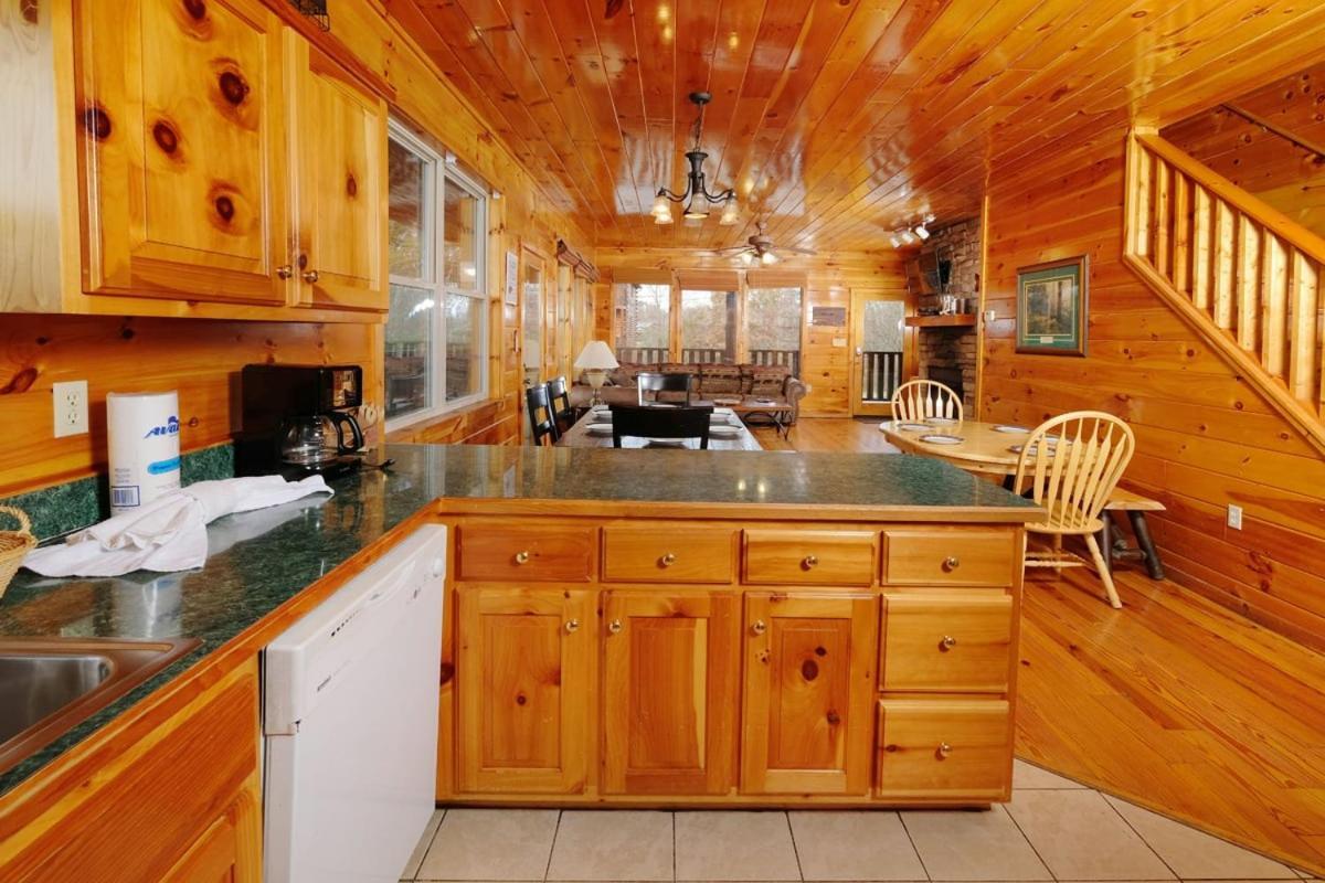 Holiday home Spacious 5br Sleeps 18 Gameroom Theater Views Free Attraction Tickets Pigeon Forge