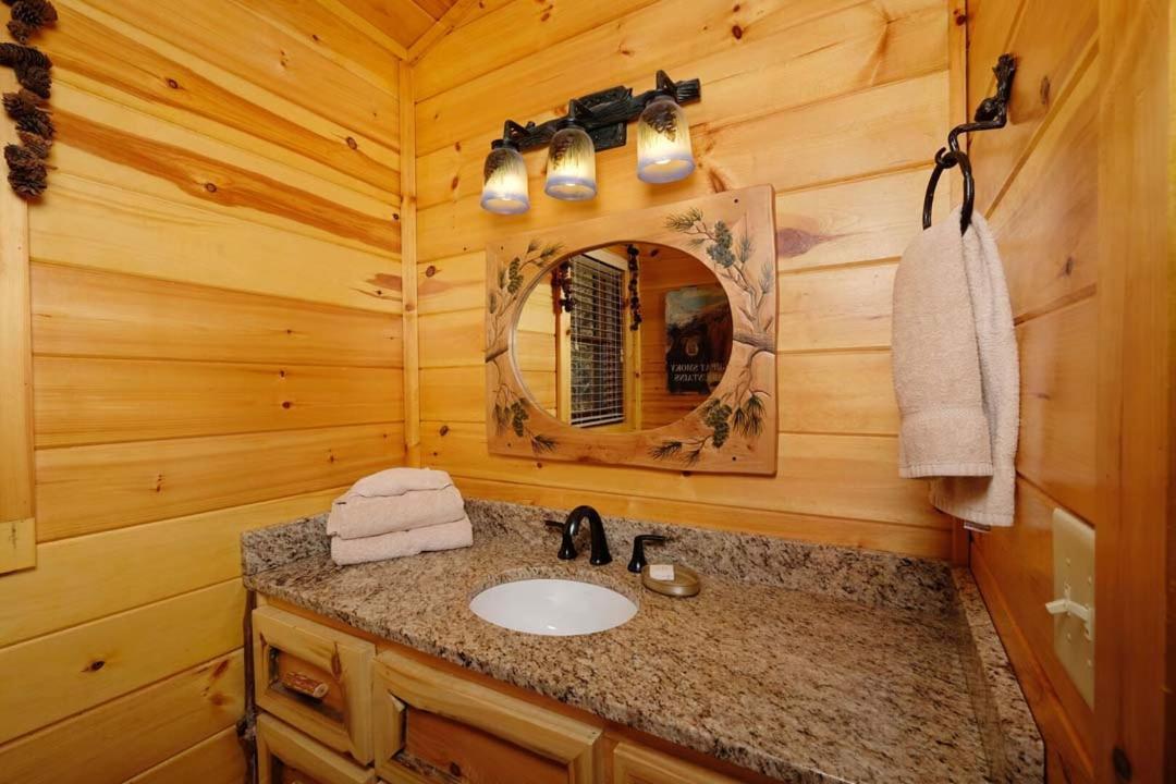 Very Cozy 2br Hot Tub Pool Table Free Attraction Tickets