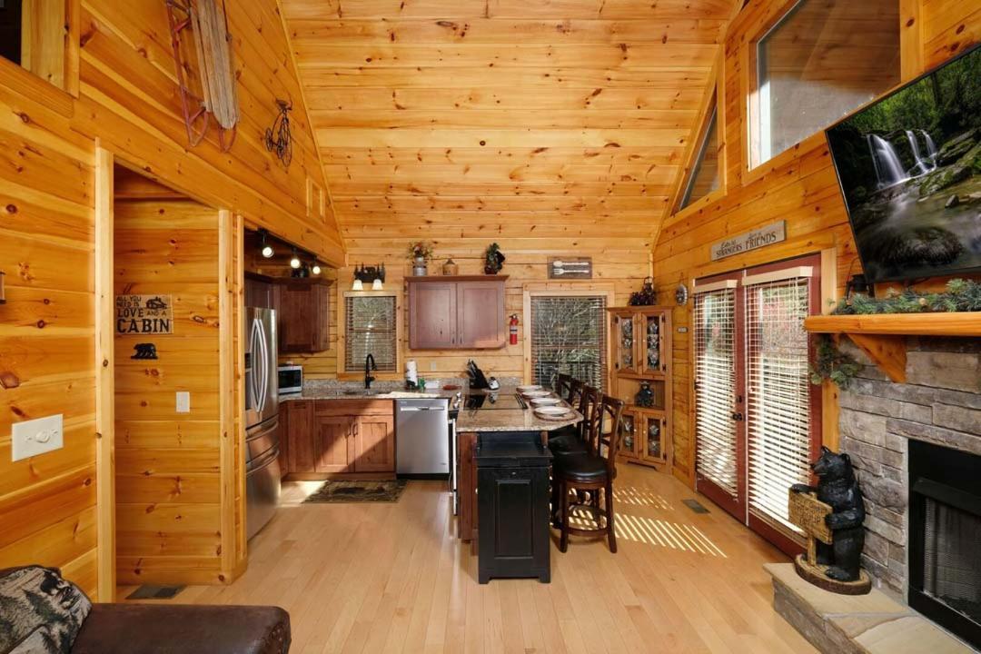 Very Cozy 2br Hot Tub Pool Table Free Attraction Tickets *