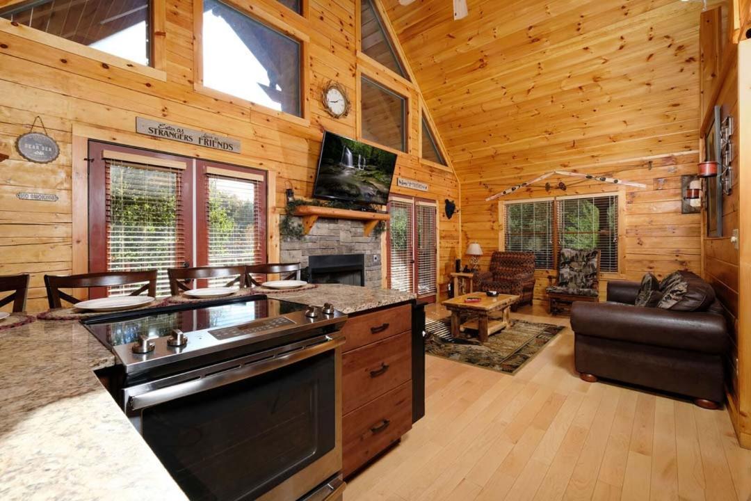 Very Cozy 2br Hot Tub Pool Table Free Attraction Tickets Holiday home Pigeon Forge