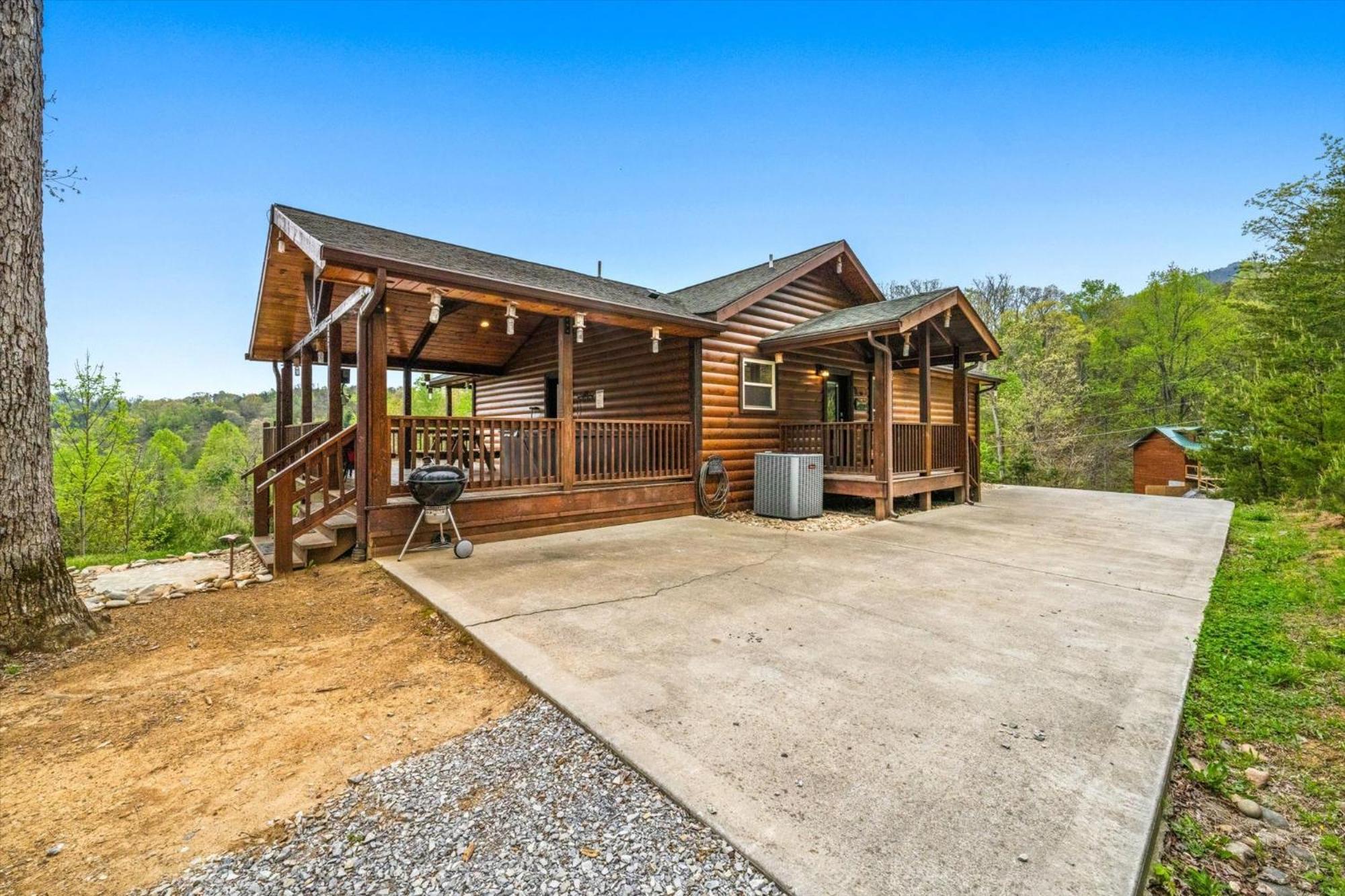 Modern 3br Views Hot Tub Fire Pit Gameroom Free Attraction Tickets Holiday home *