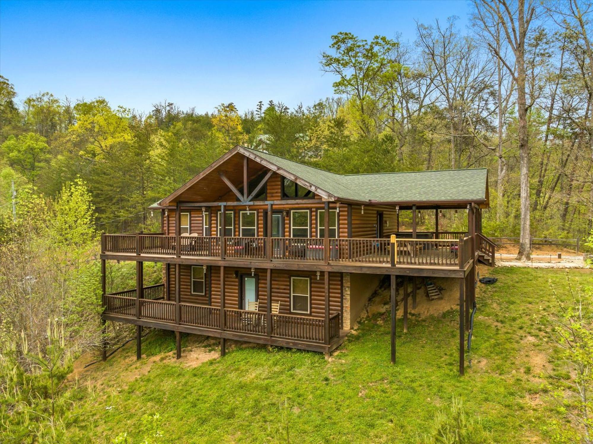 Holiday home Modern 3br Views Hot Tub Fire Pit Gameroom Free Attraction Tickets Pigeon Forge