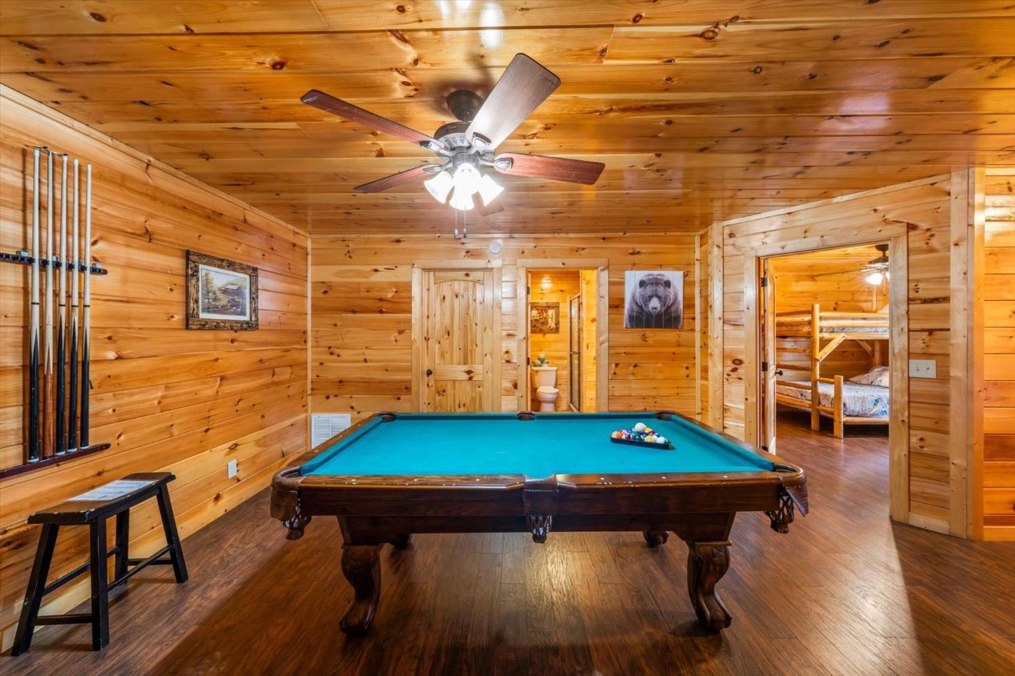 Modern 3br Views Hot Tub Fire Pit Gameroom Free Attraction Tickets Holiday home Pigeon Forge