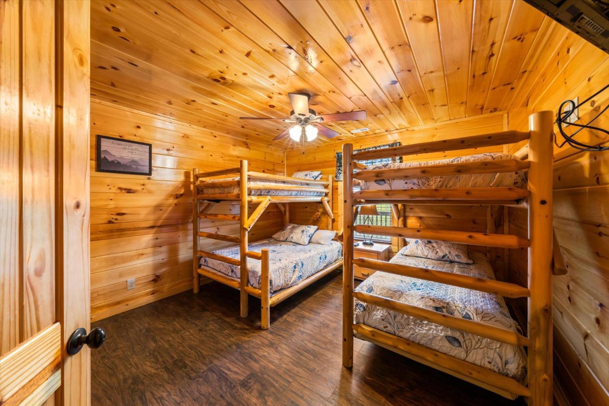 Holiday home Modern 3br Views Hot Tub Fire Pit Gameroom Free Attraction Tickets Pigeon Forge
