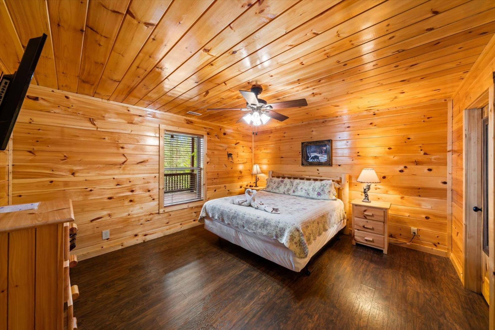 Modern 3br Views Hot Tub Fire Pit Gameroom Free Attraction Tickets Holiday home Pigeon Forge