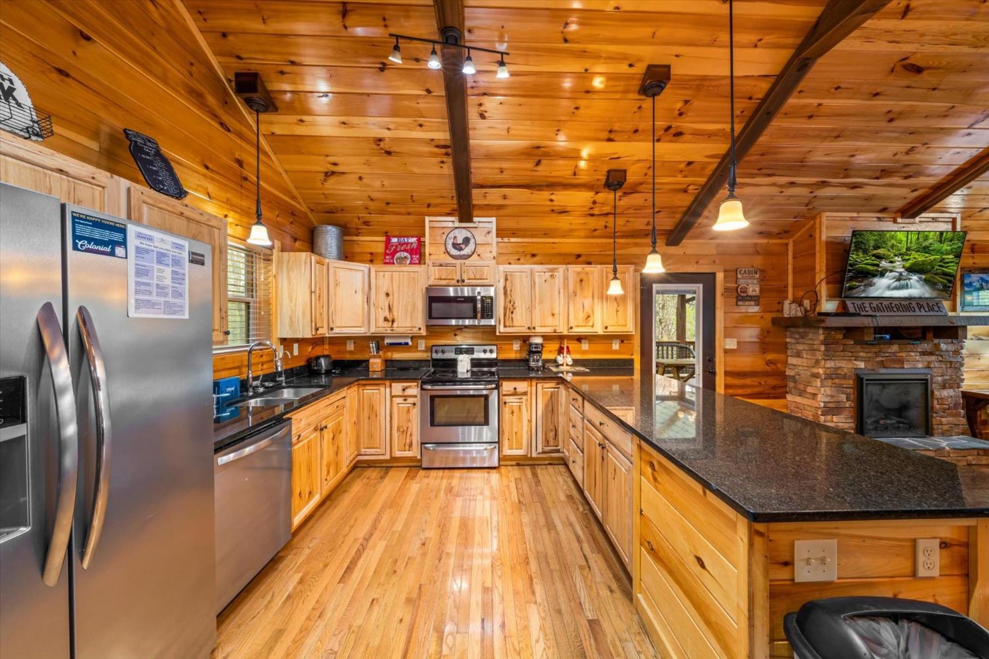 Modern 3br Views Hot Tub Fire Pit Gameroom Free Attraction Tickets * Pigeon Forge