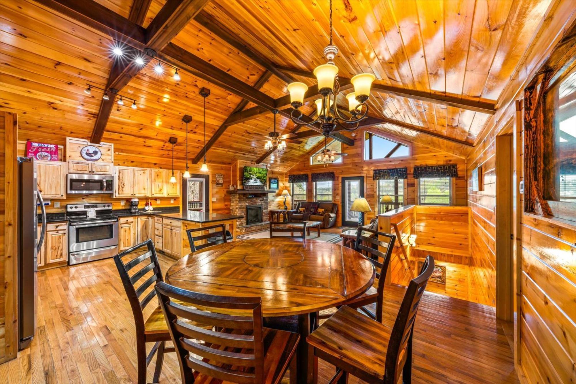 Holiday home Modern 3br Views Hot Tub Fire Pit Gameroom Free Attraction Tickets Pigeon Forge