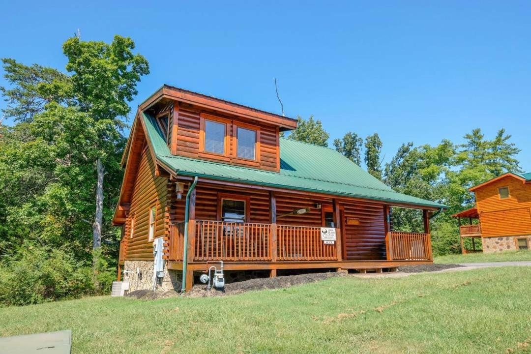 Among The Oaks * Pigeon Forge