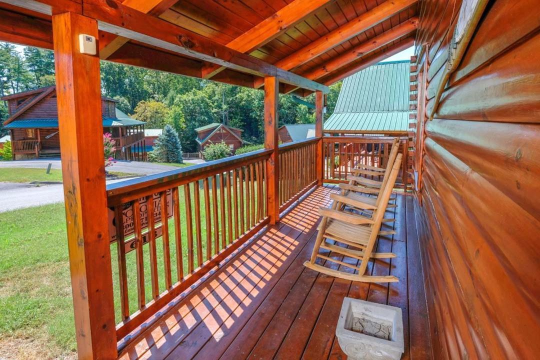Among The Oaks * Pigeon Forge