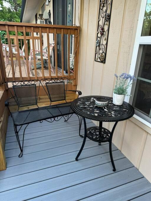 La Casita- King Suite, 3 Minutes To Parkway Holiday home *
