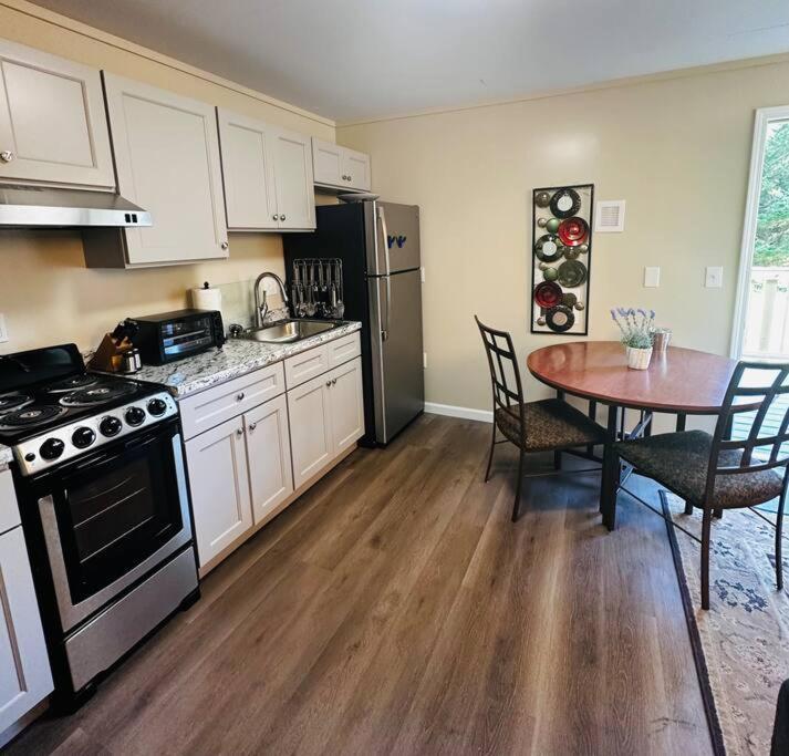 La Casita- King Suite, 3 Minutes To Parkway Holiday home